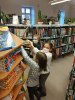 Iskolások a könyvtárban 