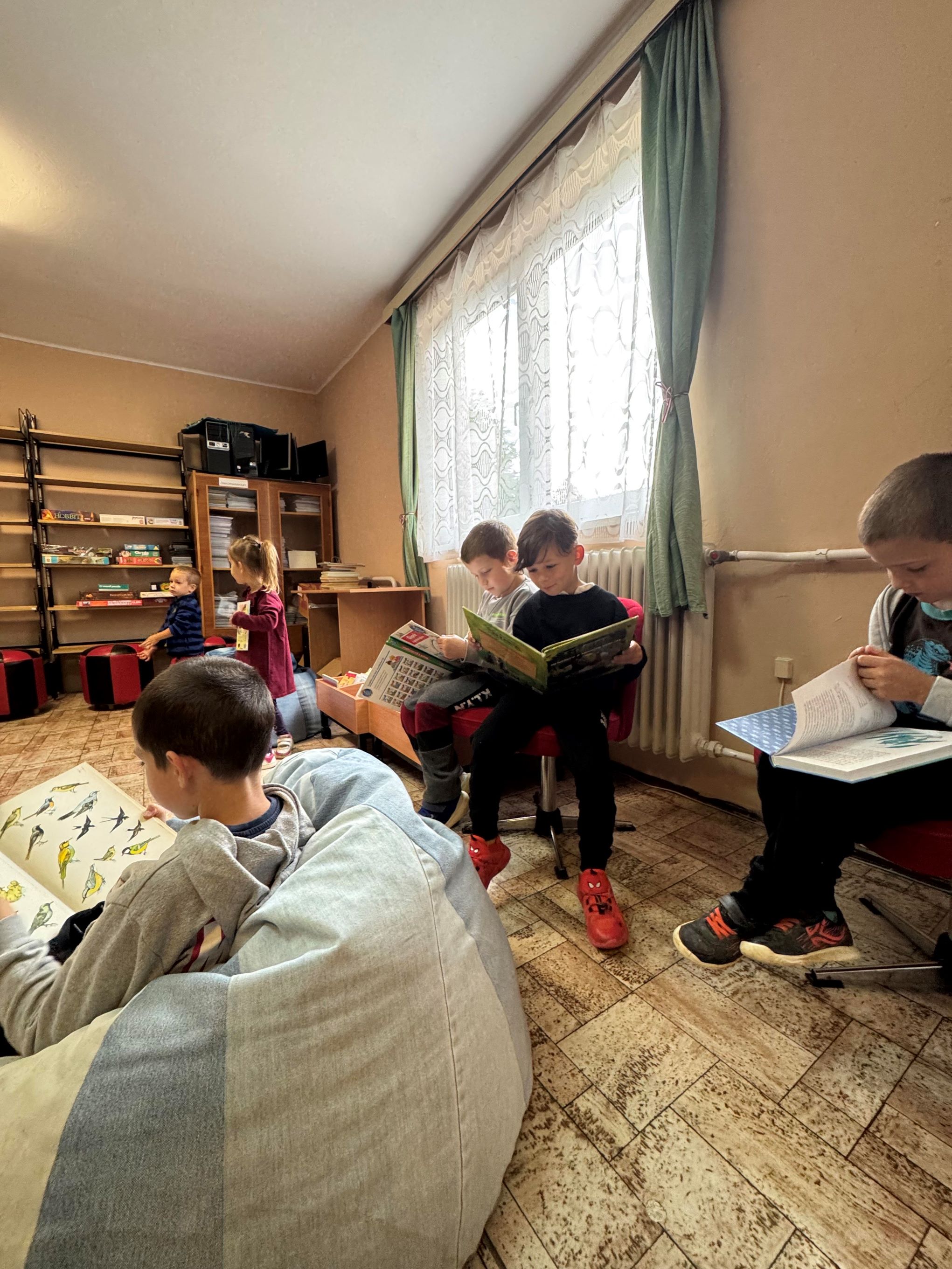 borzavar ismerkedes a konyvtarral 2